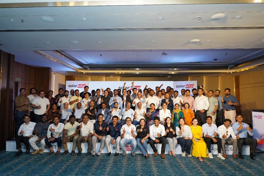 Full attendee group photo at the SolarEdge Customer Meet